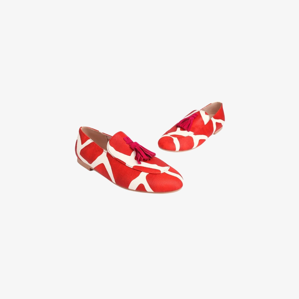 Mocassini da donna rossi e bianchi dal motivo grafico audace, ornati da nappe decorative rosse sul davanti. Queste scarpe basse uniscono originalità e comfort, perfette per dare un tocco unico a un outfit casual o chic.