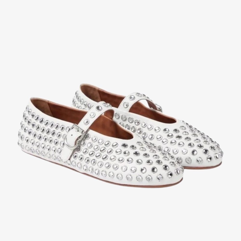 Mocassino ballerina bianco con cristalli e cinturino stile Mary Jane, su sfondo grigio