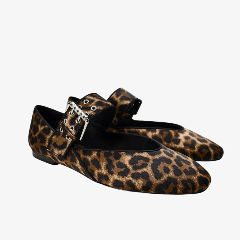 Mocassino ballerina con stampa leopardata e maxi cinturino, su sfondo grigio