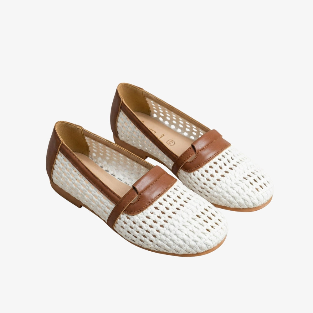 Mocassino ballerina in maglia intrecciata bianca e cognac, stile elegante, su sfondo grigio
