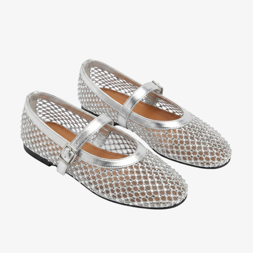 Mocassino ballerina rete argento con strass e cinturino stile Mary Jane, su sfondo grigio