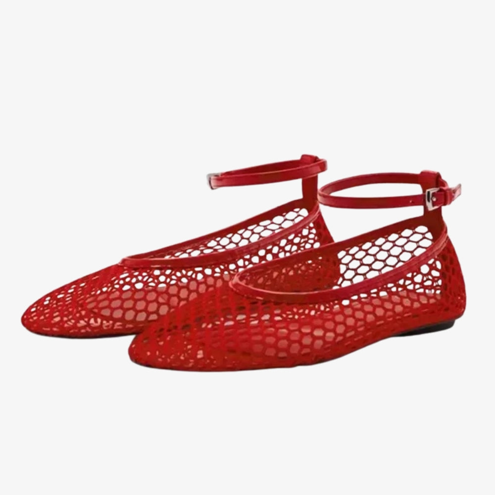Mocassino ballerina in rete rosso con cinturino alla caviglia, su sfondo grigio