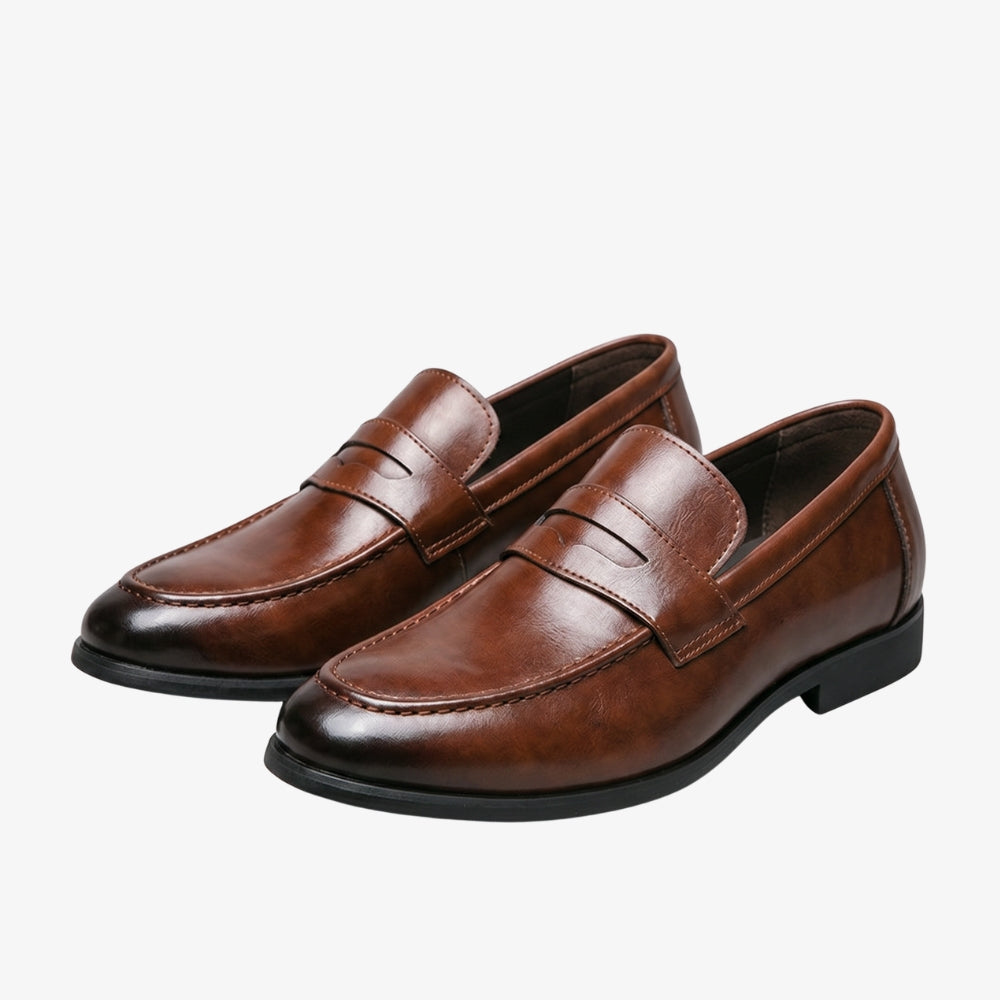 Mocassino in pelle anticata marrone da uomo, stile Penny Loafer, su sfondo grigio