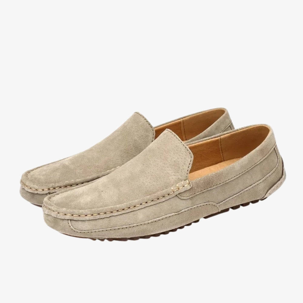 Mocassino in pelle scamosciata beige da uomo su sfondo grigio