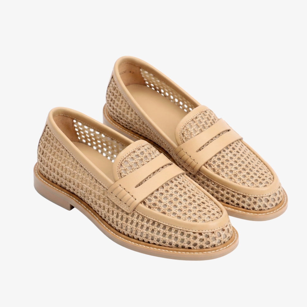Mocassino in maglia mesh e pelle beige da donna, su sfondo grigio