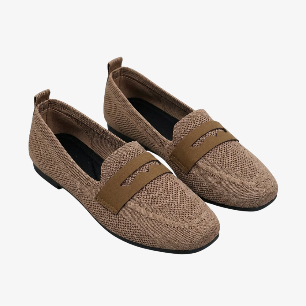 Mocassino da donna in maglia di cotone color cammello, su sfondo grigio
