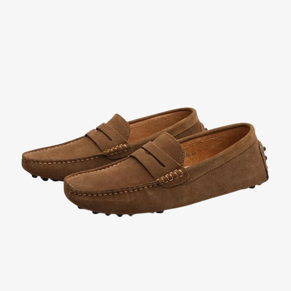 Mocassino da uomo in camoscio marrone, taglio Penny Loafer, su sfondo grigio