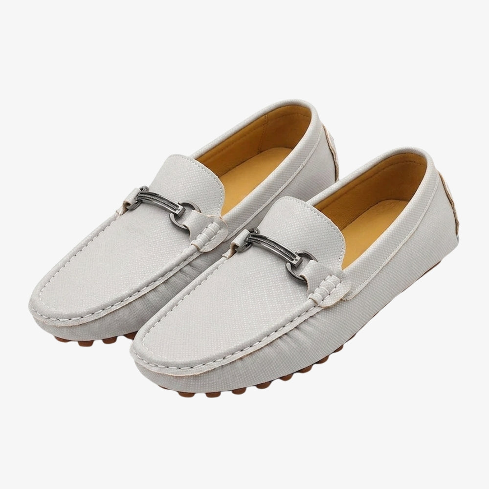 Mocassino in pelle effetto texture bianco da uomo, stile old money, su sfondo grigio