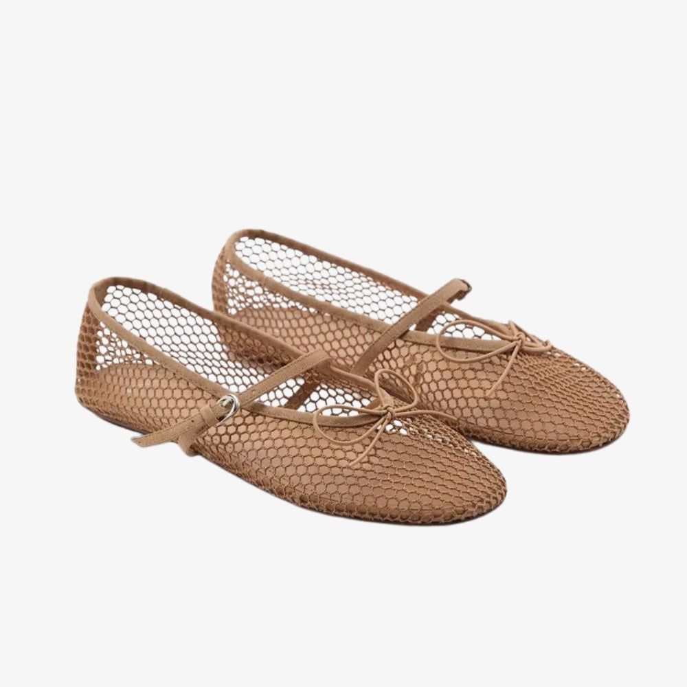 Mocassino ballerina in rete color beige con un laccetto e un fiocco, su sfondo grigio