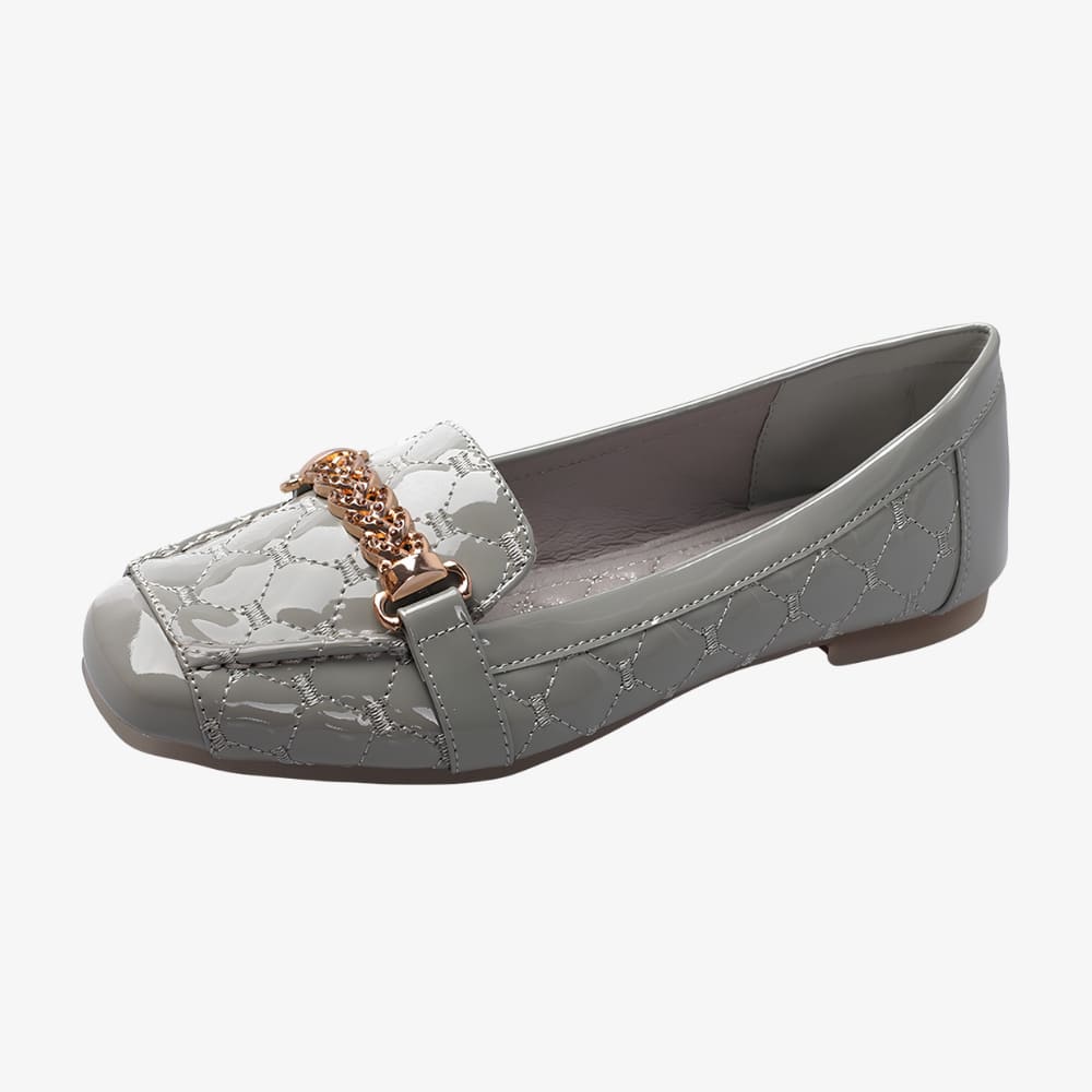 Mocassini in similpelle verniciata per donna con catena dorata decorativa