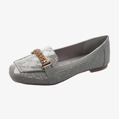 Mocassini in similpelle verniciata per donna con catena dorata decorativa, Grigio