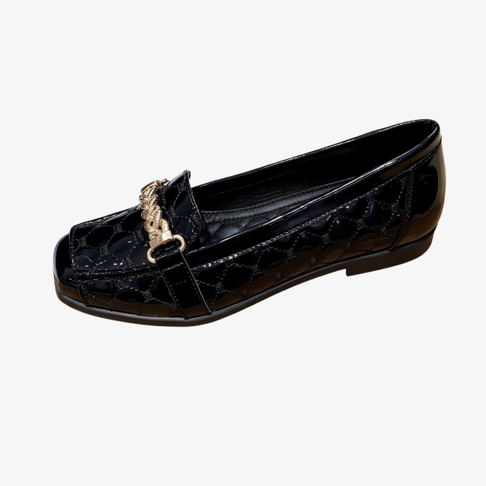 Mocassini in similpelle verniciata per donna con catena dorata decorativa