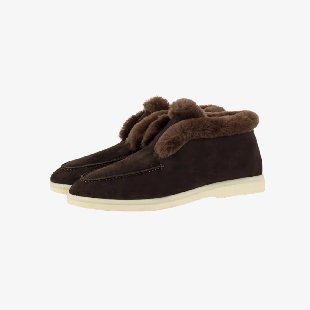 Mocassini in camoscio marrone da donna, foderati con pelliccia sintetica marrone per un comfort e una morbidezza eccezionali. Queste scarpe alte presentano un design sobrio con cuciture a vista e una spessa suola bianca per un look moderno e una buona aderenza.