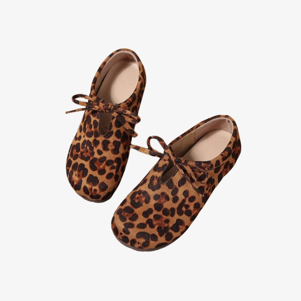 Mocassini da donna in camoscio sintetico con un audace motivo leopardato. Queste scarpe eleganti sono ornate da un delicato fiocco sul collo del piede, che aggiunge un tocco femminile. Comode e leggere, sono ideali per uno stile casual chic.