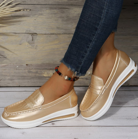 Mocassini con zeppa tipo sneakers con dettagli lucidi