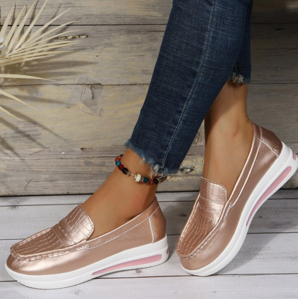 Mocassini con zeppa tipo sneakers con dettagli lucidi