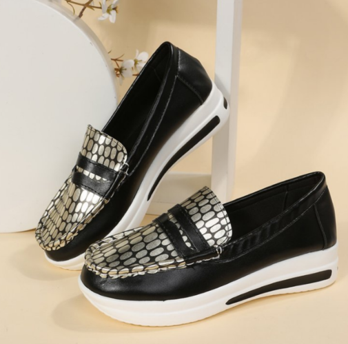 Mocassini con zeppa tipo sneakers con dettagli lucidi