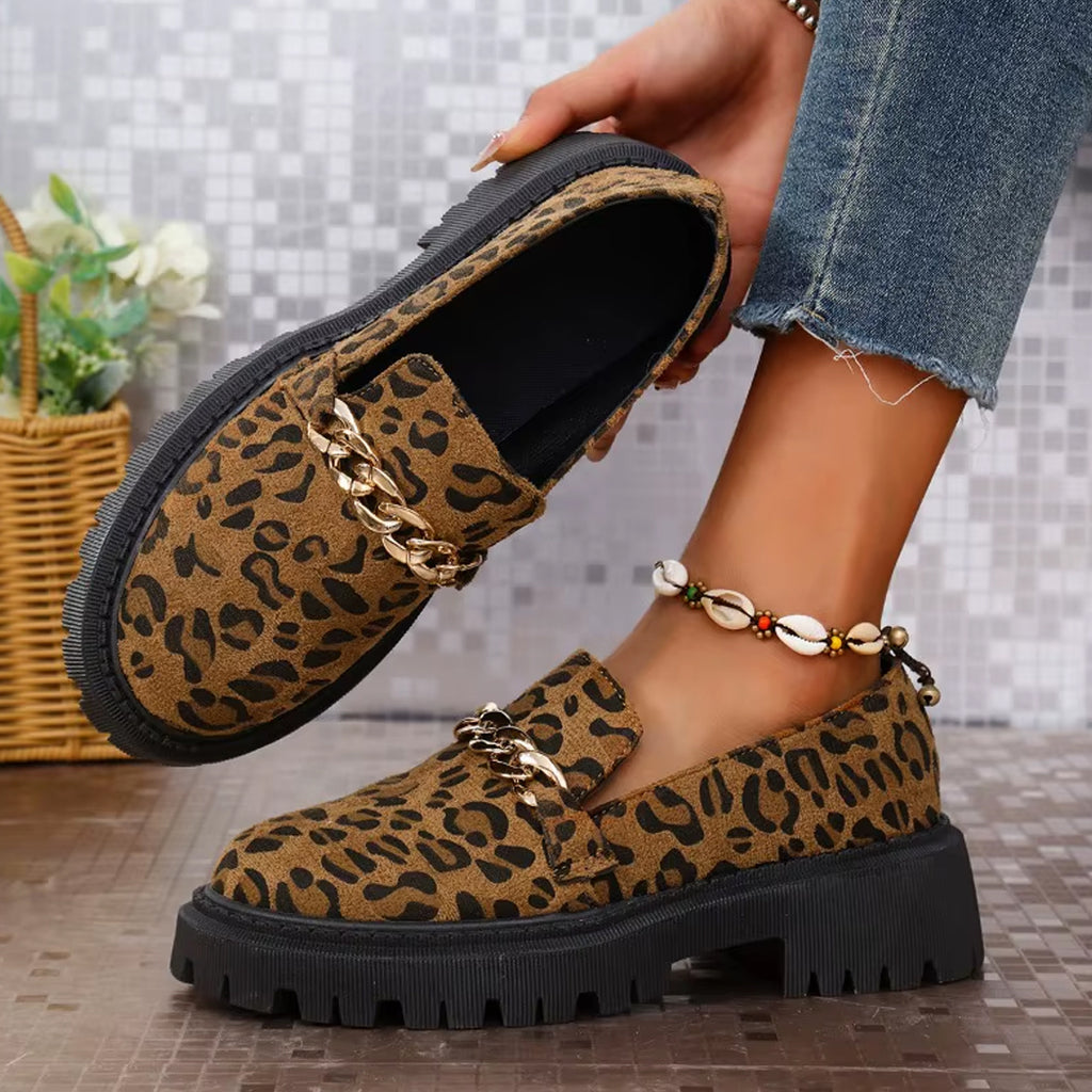 Mocassini leopardati in pelle scamosciata e catena