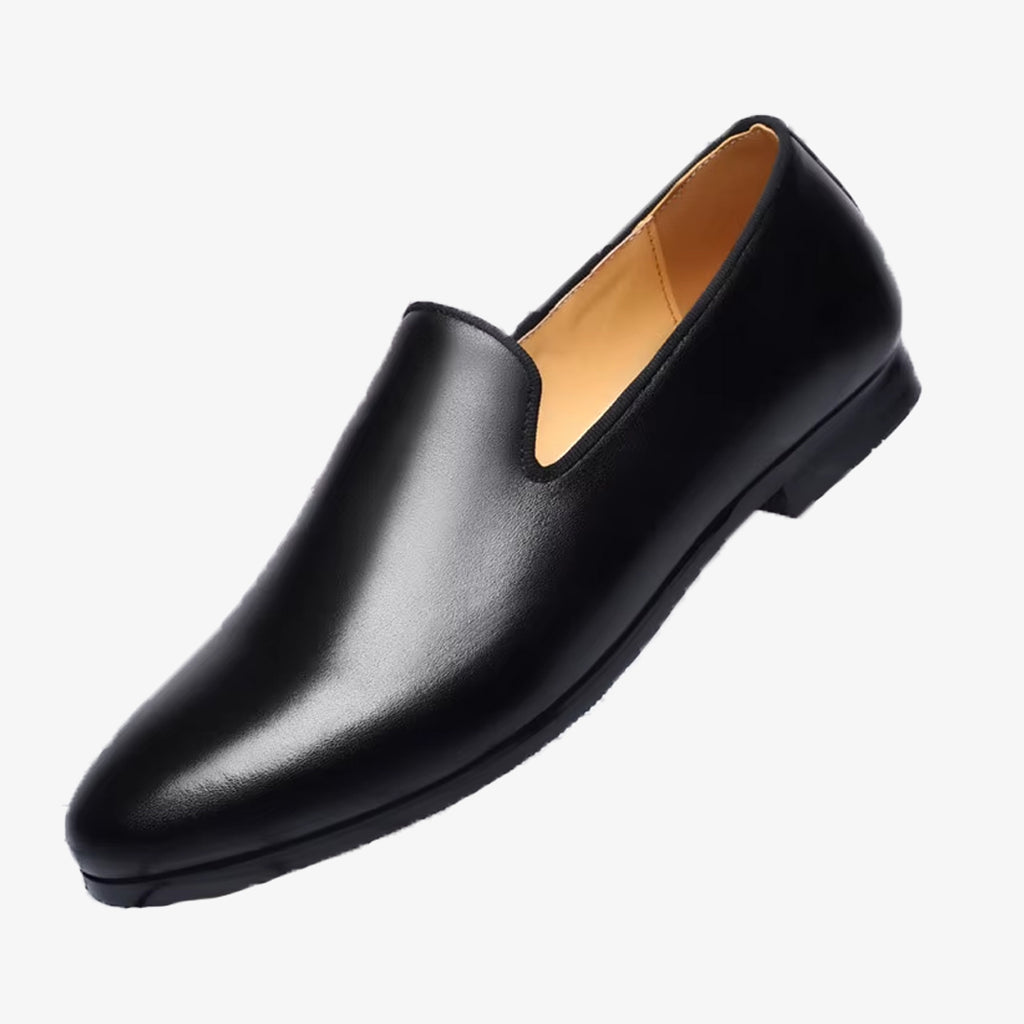 Un mocassino minimalista da uomo di colore nero su sfondo bianco uniforme