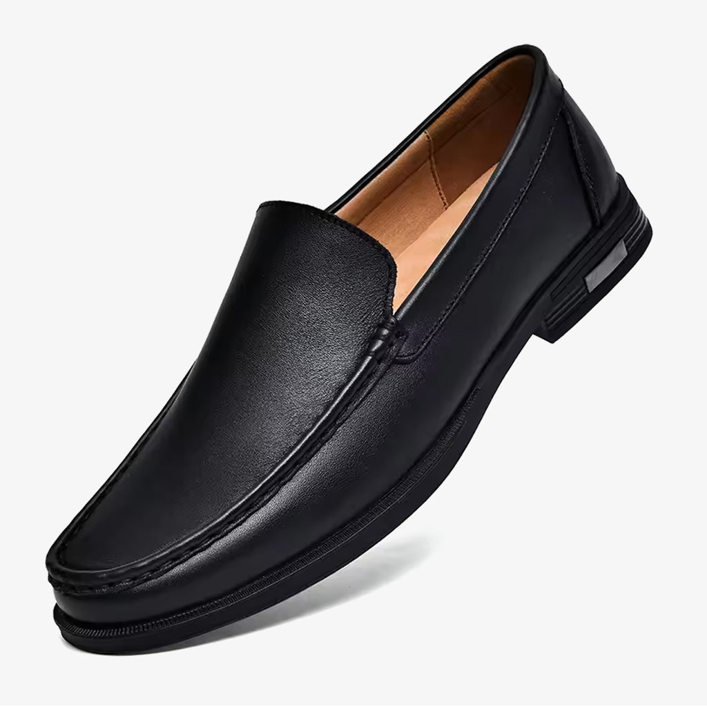 Un mocassino casual da uomo in pelle nera su sfondo bianco uniforme