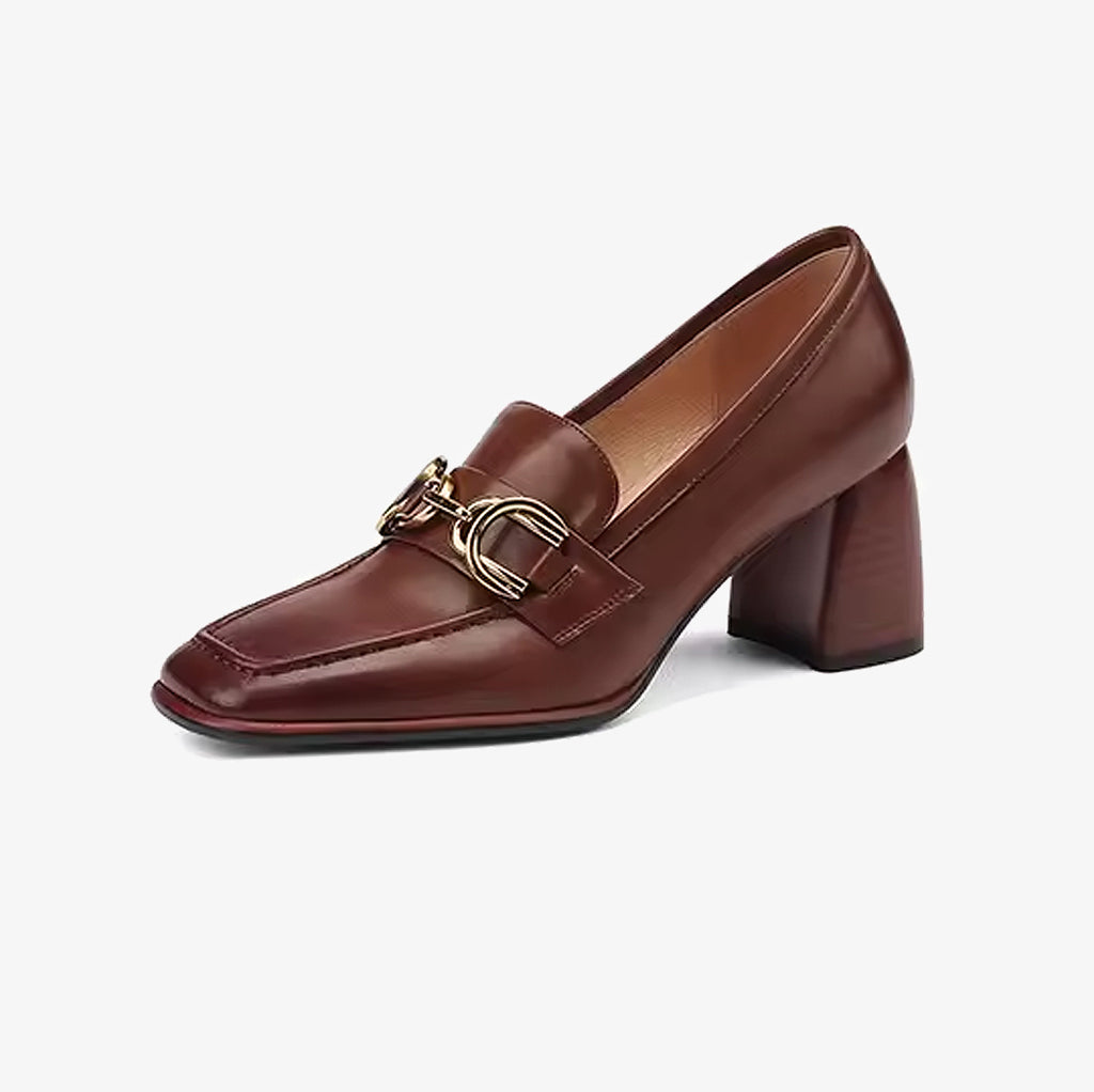 Un mocassino con tacco in pelle stile vintage da donna di colore marrone su sfondo bianco uniforme