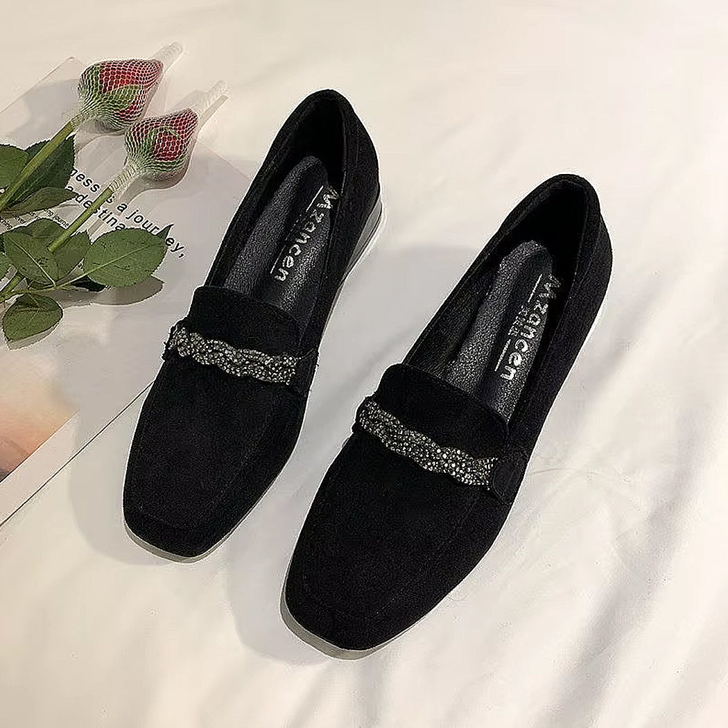 Mocassino in camoscio elegante con catena di strass