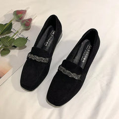 Mocassino in camoscio elegante con catena di strass, Nero