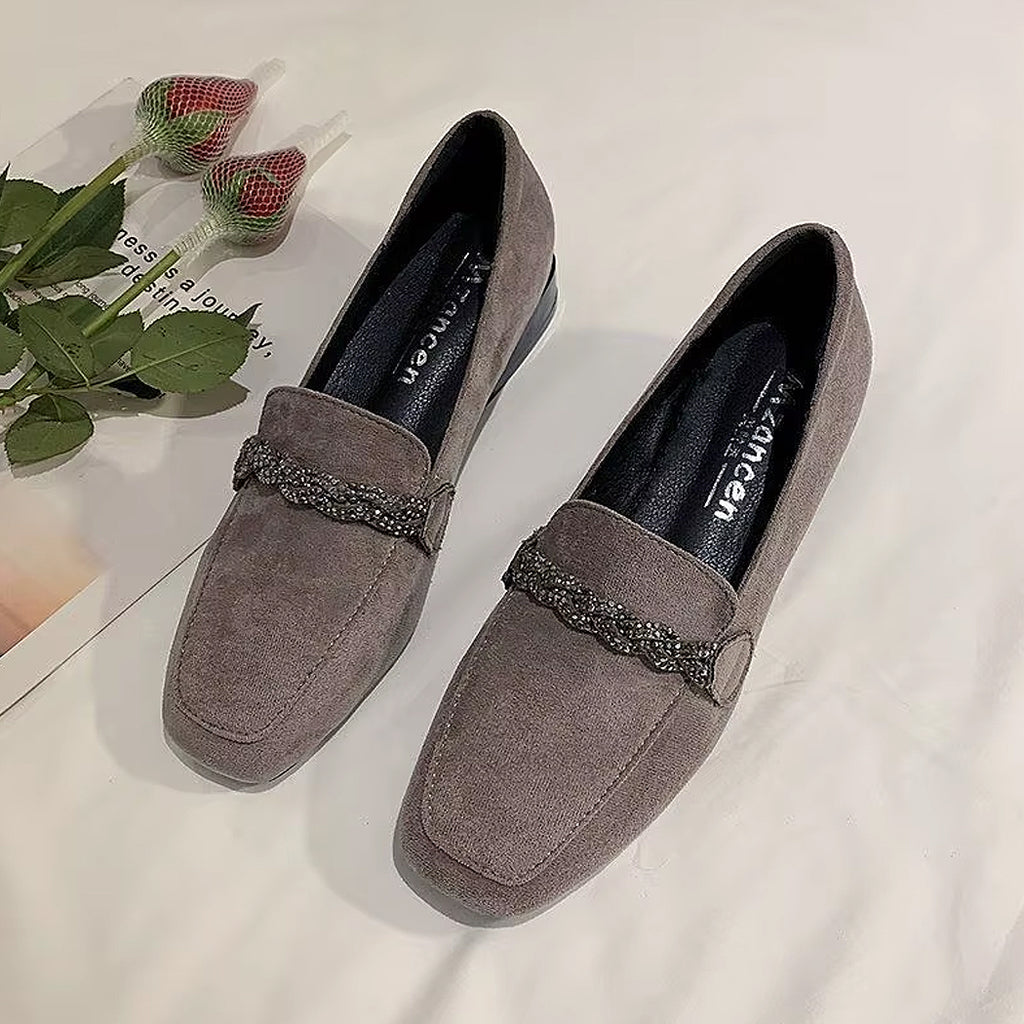Mocassino in camoscio elegante con catena di strass