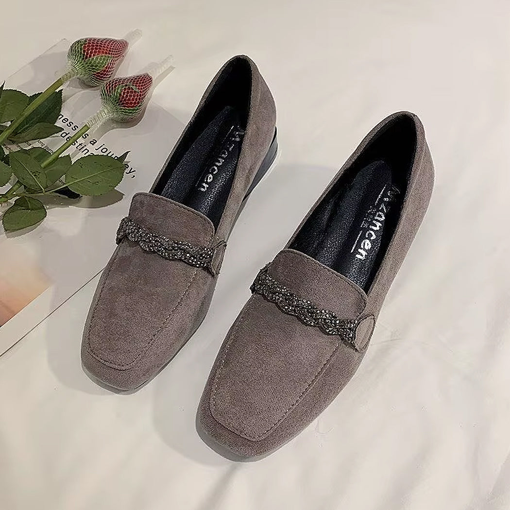 Mocassino in camoscio elegante con catena di strass