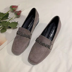 Mocassino in camoscio elegante con catena di strass, Marrone