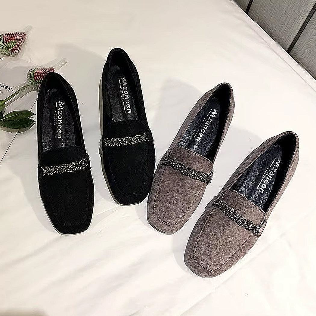 Mocassino in camoscio elegante con catena di strass