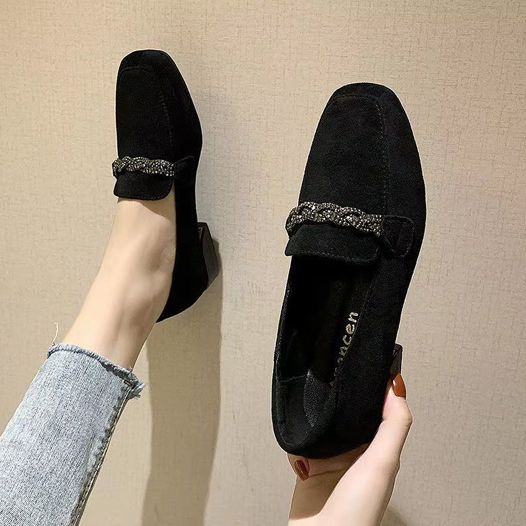 Mocassino in camoscio elegante con catena di strass