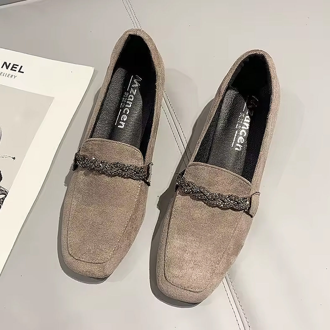 Mocassino in camoscio elegante con catena di strass