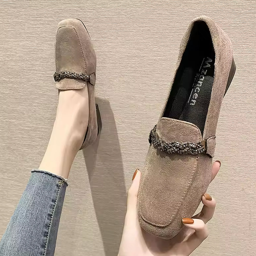 Mocassino in camoscio elegante con catena di strass