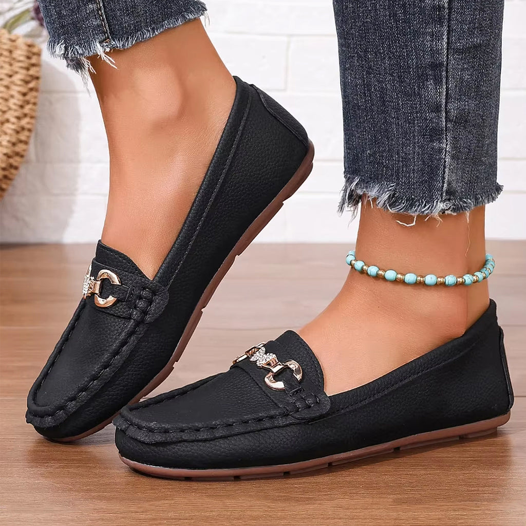 Mocassino casual con dettagli catena e strass
