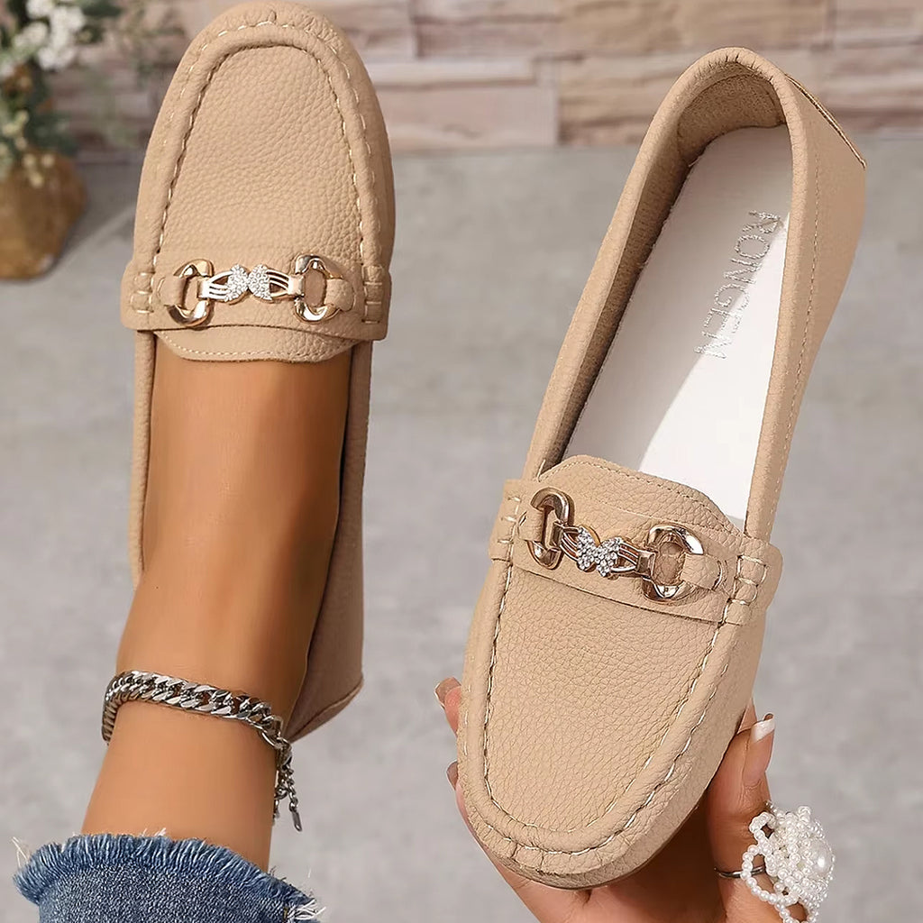 Mocassino casual con dettagli catena e strass