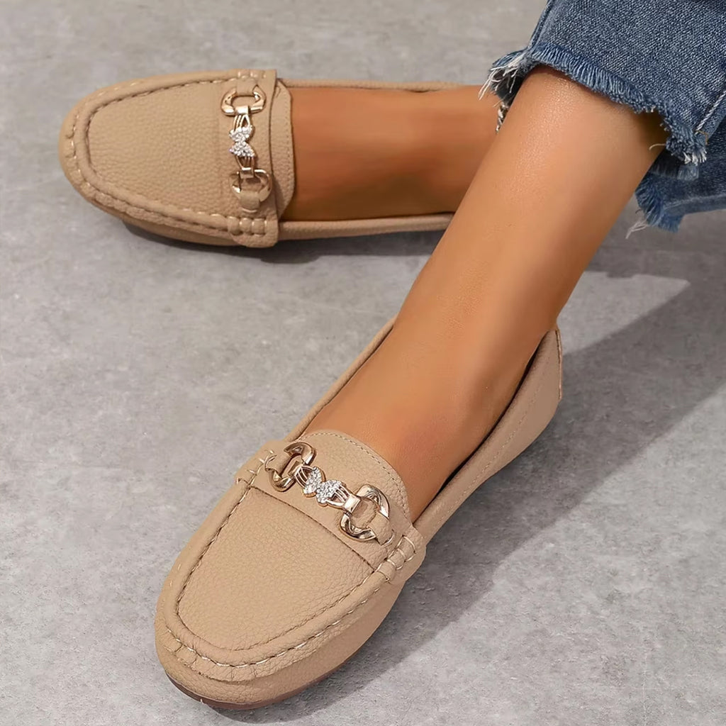 Mocassino casual con dettagli catena e strass