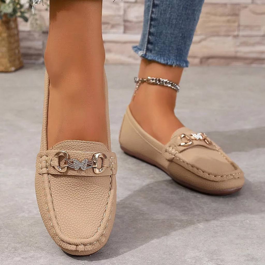 Mocassino casual con dettagli catena e strass