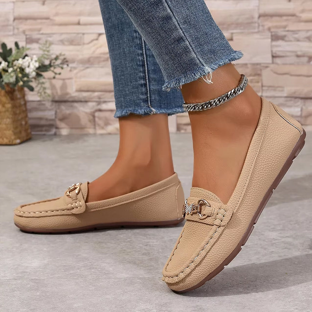 Mocassino casual con dettagli catena e strass