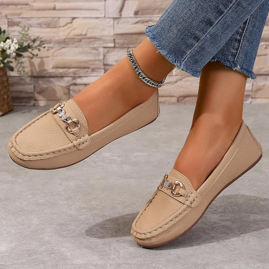 Mocassino casual con dettagli catena e strass