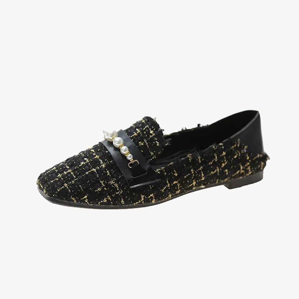 Mocassini neri in tweed con dettagli in perle su sfondo bianco