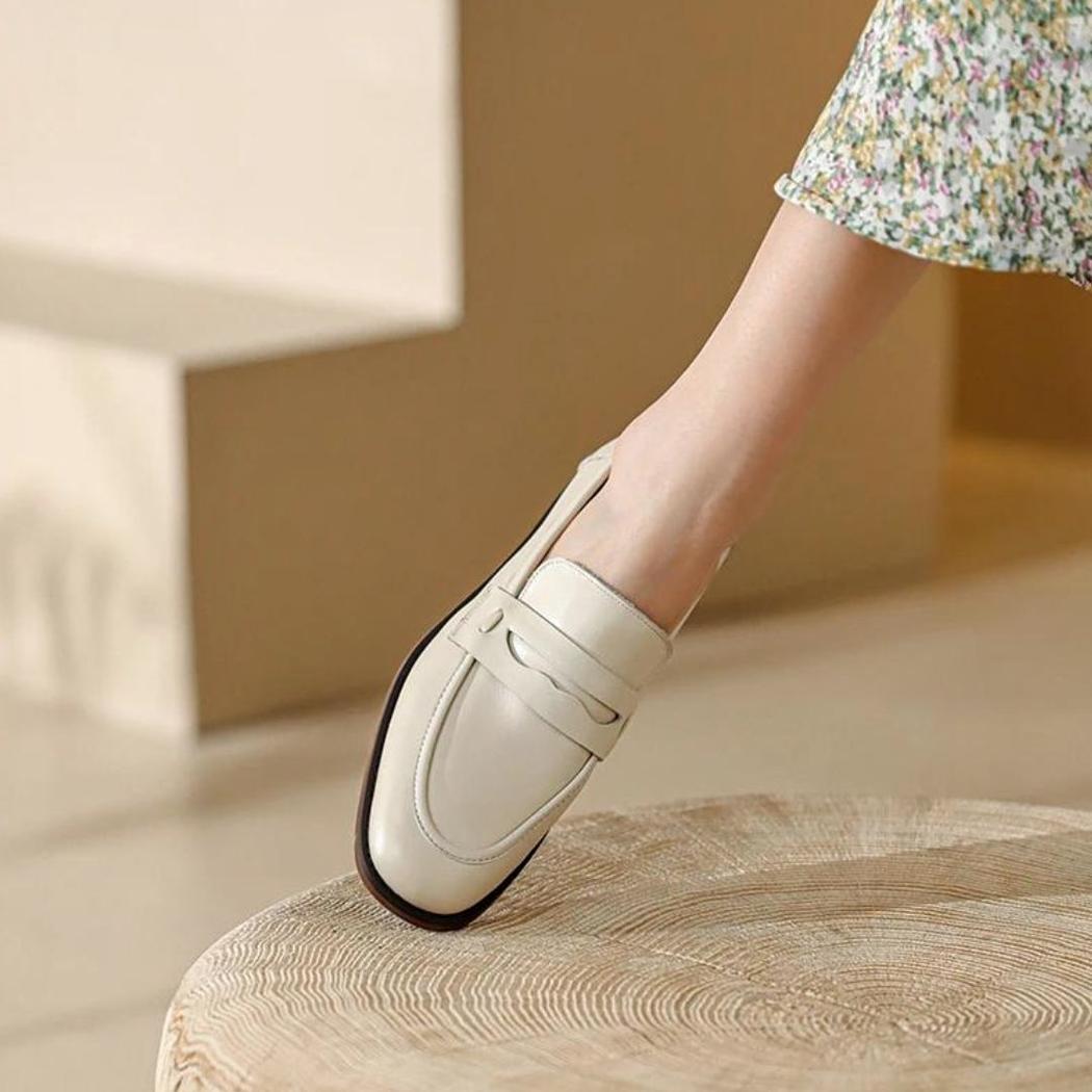 Mocassini donna beige in vera pelle con suola marrone