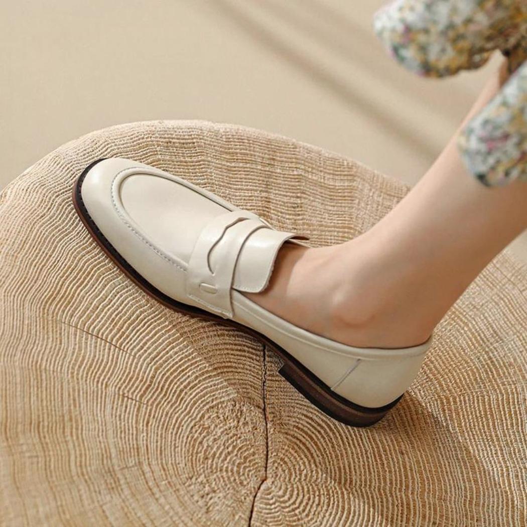 Mocassini donna beige in vera pelle con suola marrone
