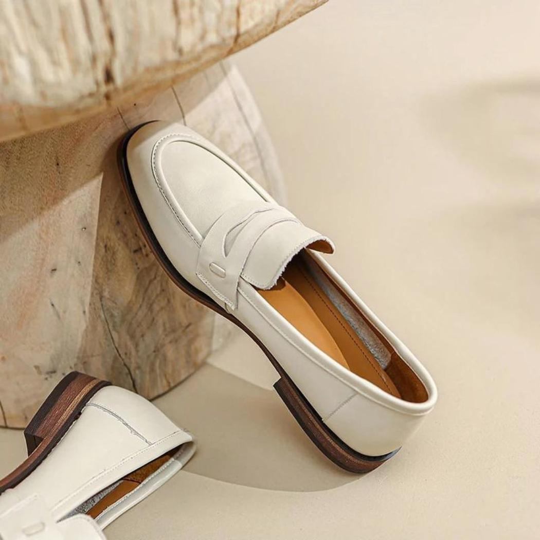 Mocassini donna beige in vera pelle con suola marrone