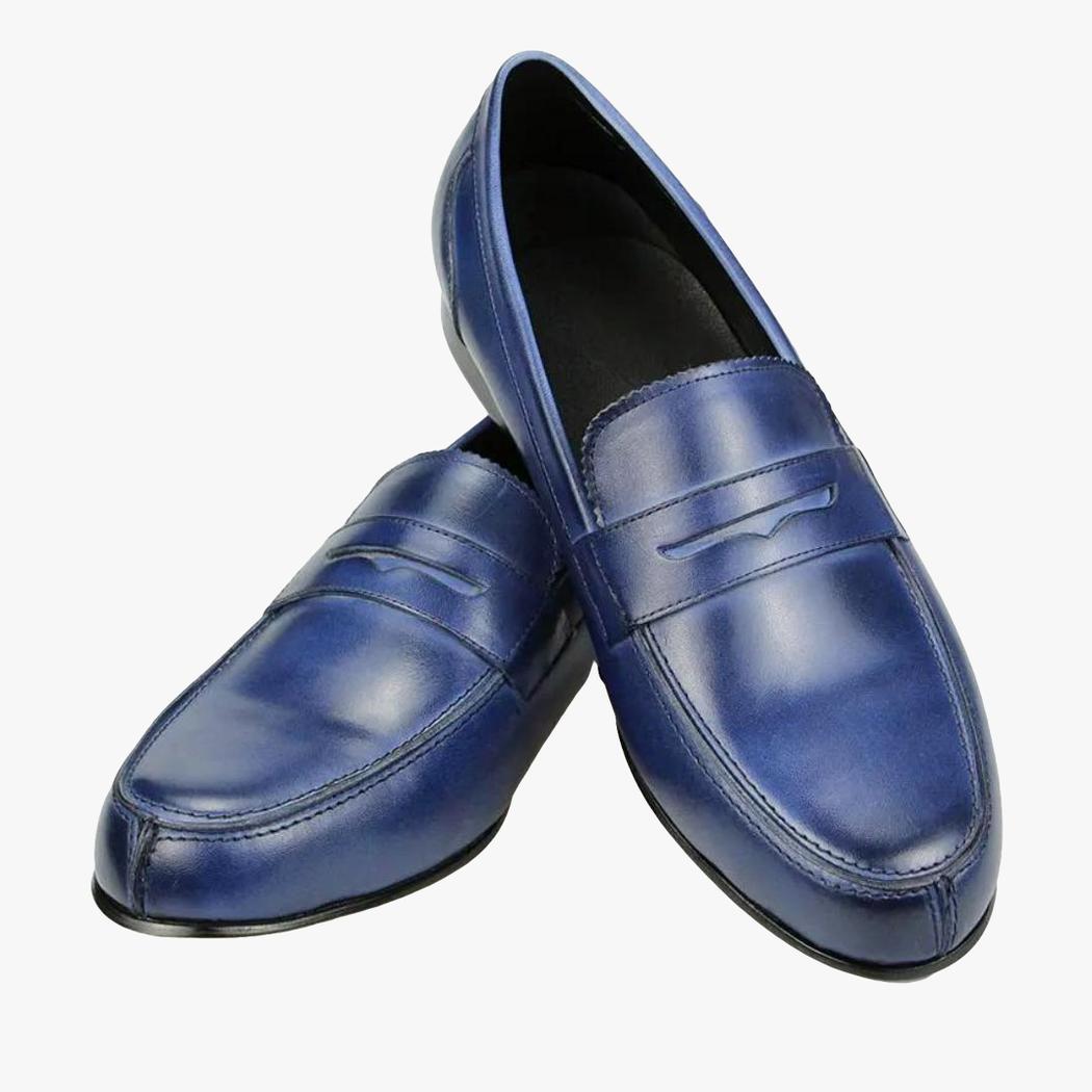 Si vede su sfondo bianco un paio di mocassini blu in vera pelle da uomo