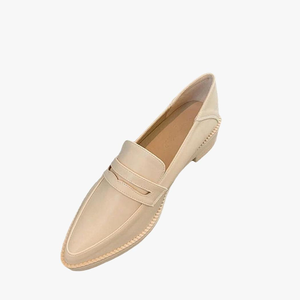 su sfondo grigio chiaro si vede un mocassino beige a punta con suola in pelle rigenerata