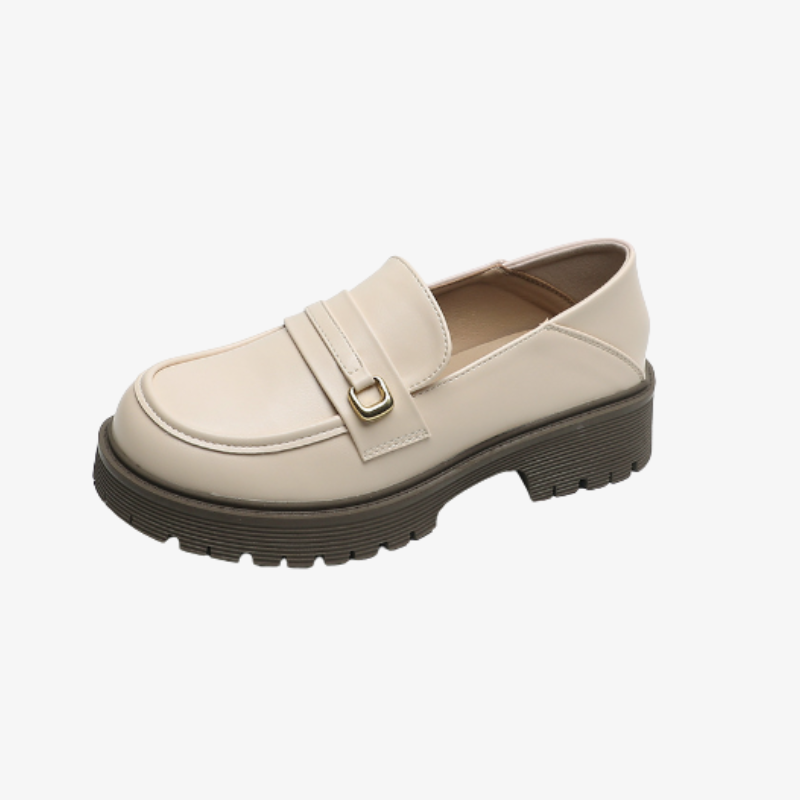 Mocassino da donna con plateau beige su sfondo grigio