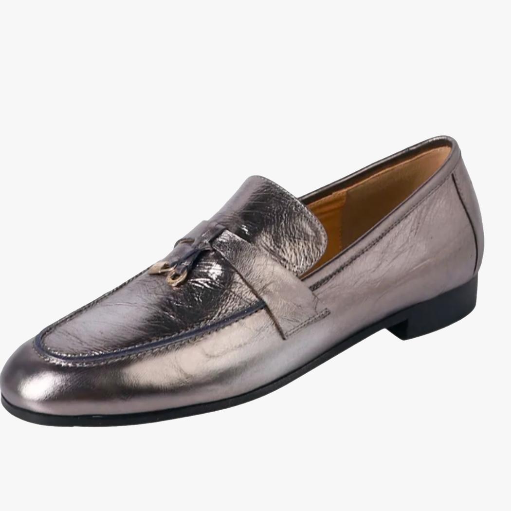 si vede su uno sfondo bianco un mocassino con nappa argento da donna in vera pelle