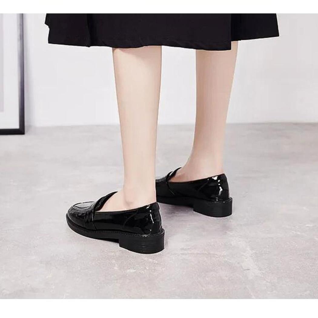 Mocassini neri con tacco quadrato da donna in stile preppy