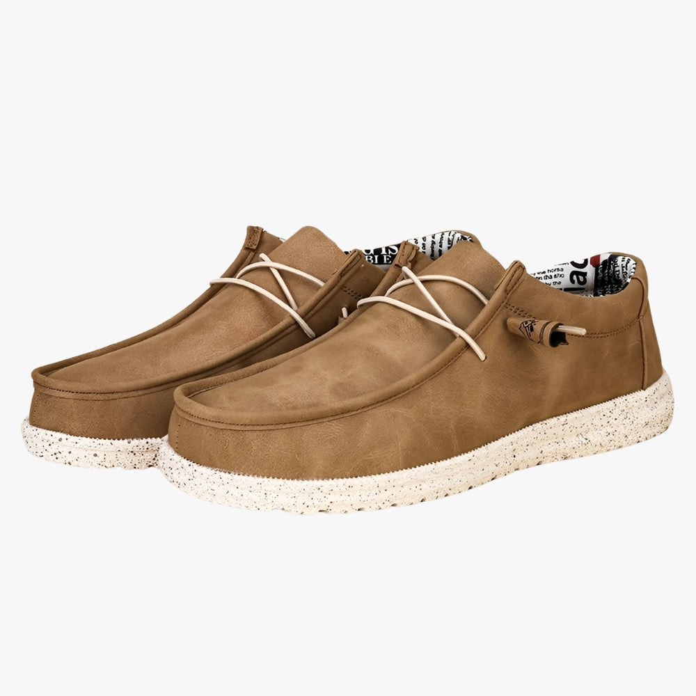 Mocassini slip-on in pelle sintetica marrone con suola bianca